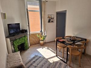 加普Appartement Stockholm的客厅配有桌椅和电视。