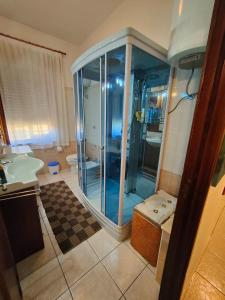 伊格莱西亚斯Casa Elce的带淋浴、卫生间和盥洗盆的浴室