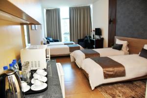 朱拜勒拜布洛斯之星酒店的酒店客房设有两张床和一张桌子。
