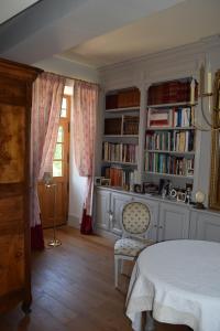 Bresse-sur-GrosneLa Rochelière的一间卧室配有床和书架,并提供书籍