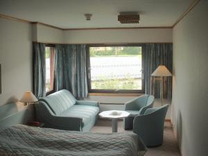 Hafslo艾库姆酒店的酒店客房设有沙发、床和窗户。