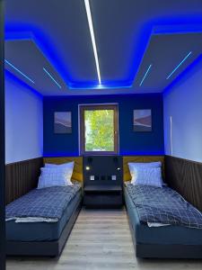 切拉季Apartament Family w Czeladzi, FV, 8km do Katowic的蓝色天花板的客房内的两张床