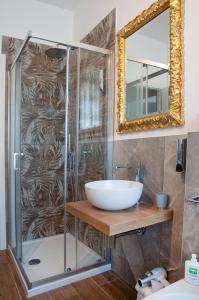 维罗纳Arena d'Intorno的带淋浴、水槽和镜子的浴室
