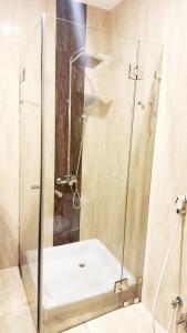科威特Hotel Leaders Plaza Salmiya的浴室里设有玻璃门淋浴