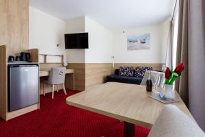 索波特KIWI Sopot Apartments的客厅配有桌子和沙发