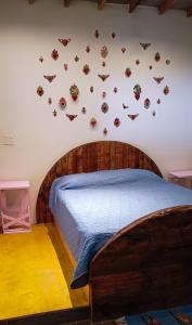 圣费利佩CG glamping的卧室配有一张床上的蝴蝶壁床。