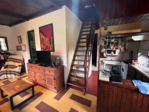 梅塞德斯Tucu Tucu的客厅位于房子内,设有螺旋楼梯