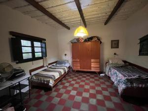 梅塞德斯Tucu Tucu的一间卧室设有两张床,铺有一个 ⁇ 板地板