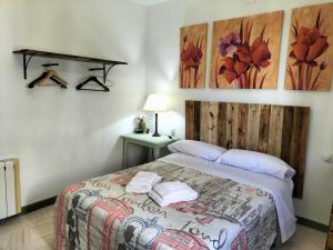 贝纳卢普-卡萨斯维耶哈斯El Capricho的一间卧室配有一张床,上面有两条毛巾