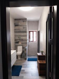 纳克萨Homestay Naxxar的带浴缸、卫生间和盥洗盆的浴室