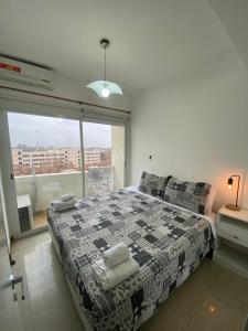圣胡安Efimero San Juan, pleno centro的一间卧室设有一张床和一个大窗户