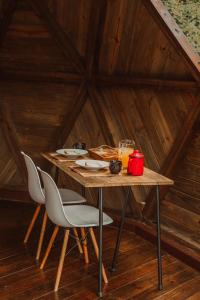 帕拉蒂Domo Deva Paraty的小木屋内一张带椅子的木桌