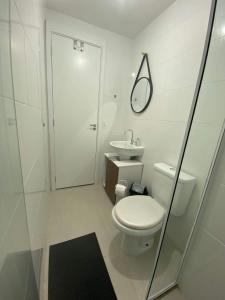 圣保罗Apartamento confortável próximo ao Transamérica Expo的白色的浴室设有卫生间和水槽。