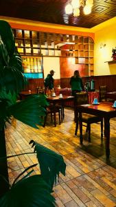 普诺Hostel Sillustani Inn Puno的两人坐在餐厅桌子旁