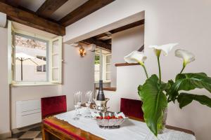 赫瓦尔城墙度假屋的一间设有桌子和白色花瓶的用餐室