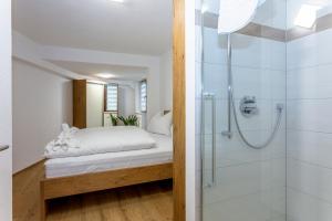 皮森多夫Villa Oberbichl的一间卧室配有一张床和淋浴