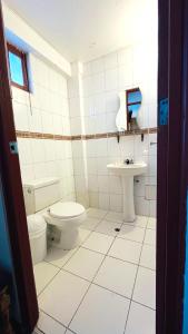 普诺Hostel Sillustani Inn Puno的一间带卫生间和水槽的浴室
