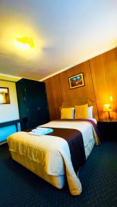 普诺Hostel Sillustani Inn Puno的一间位于酒店客房内的带两张床的卧室