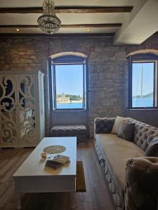 维斯Luxury Seafront Suite Fabri的客厅配有沙发和桌子