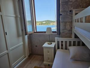 维斯Luxury Seafront Suite Fabri的一间卧室设有一张床和一个享有海景的窗户。