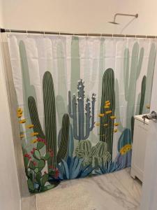 墨西哥城Villita San Gregorio的一间带仙人掌淋浴帘的浴室