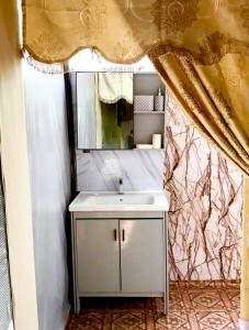 雅拉Podi Hoona Luxury Bush Camp的一间带水槽和镜子的浴室
