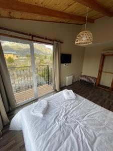圣卡洛斯-德巴里洛切Free Mountain的卧室配有白色的床和大窗户