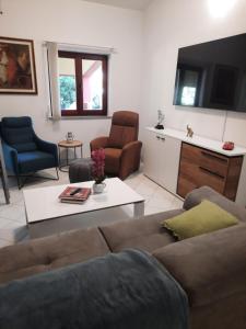 普拉Modern Croatian House的客厅配有沙发和桌子