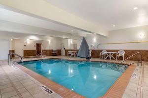 圣安东尼奥中西六旗康福特套房酒店的在酒店房间的一个大型游泳池