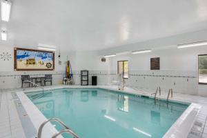 La Grange拉格兰奇康福特茵酒店的大楼内的大型游泳池