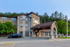 奇斯顿Comfort Inn & Suites Mt Rushmore的停在酒店前的停车场