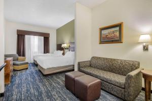 奇斯顿Comfort Inn & Suites Mt Rushmore的酒店客房,配有床和沙发