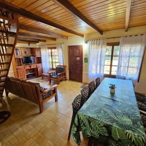 伊瓜苏港卡瓦尼亚斯雷富希奥门苏山林小屋的客厅设有餐桌和椅子