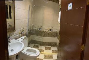吉达وجهة التميز 2的一间带卫生间和水槽的浴室