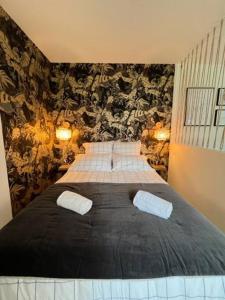 奥尔良Le Belvédère的一间卧室配有一张大床和两个枕头