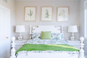纽波特海滩Escape to Luxury Newport Coast Pelican Gated Home的一间卧室配有一张带绿床单的白色床和两盏灯。