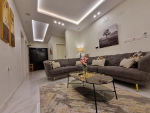艾卜哈شقة غرفتين وصالةفخمة ومتكاملة التجهيز قرب عسير مول的客厅配有沙发和桌子