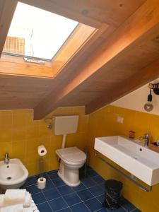 阿格罗波利Fairytale Home的浴室配有卫生间、盥洗盆和浴缸。