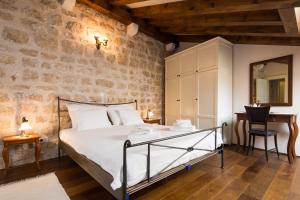 赫瓦尔城墙度假屋的一间卧室设有一张床和石墙