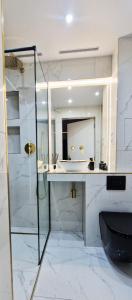 华沙Arma Design Apartment的一间带水槽和镜子的浴室