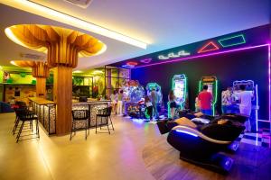 博尼图自然艺术旅馆的一间酒吧室,以及玩电子游戏的人士