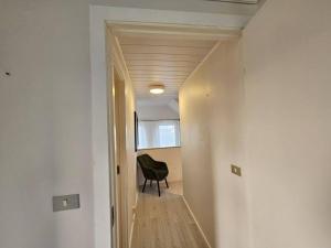 GardurVOT Vacation Homes-Akurhús的走廊上,房间里有一把黑椅子