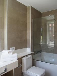 格罗韦HOTEL BOUTIQUE VILAVELLA的浴室配有卫生间、浴缸和水槽。