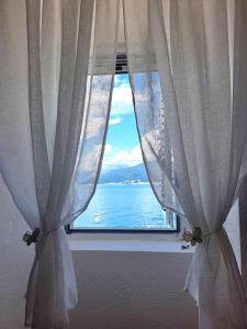蒂瓦特Sapore Di Mare Apartment的海景窗户