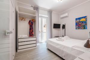 巴勒莫LE PORTE DEL KASSARO的白色的卧室设有床和窗户