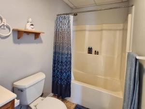 斯普林菲尔德Modern and chic home with fine furnishing的浴室配有白色卫生间和淋浴。