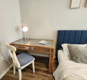 斯普林菲尔德Modern and chic home with fine furnishing的一张桌子,旁边配有一盏灯和一把椅子