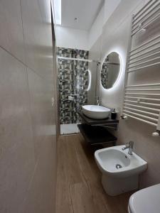巴列塔Il Pilone的白色的浴室设有水槽和镜子