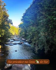 卢米亚Casa do Rio - Lumiar的一条河,河的两边有岩石和树木