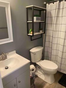 格林维尔Beautiful Home In Greenville的浴室配有卫生间、盥洗盆和淋浴。
